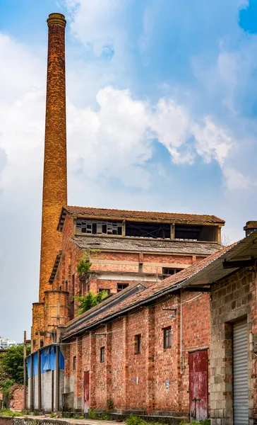 Verlaten Rode Baksteen Fabrieksgebouw Grote Schoorsteen — Stockfoto