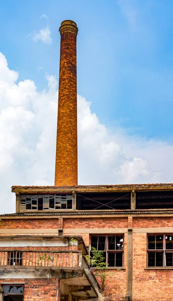 废弃的红砖厂房和大烟囱 — 图库照片