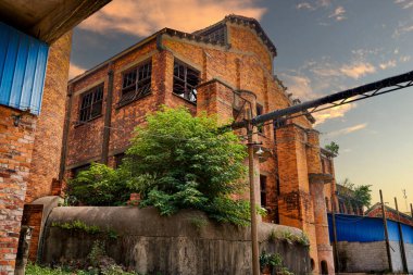 Çin şehrinde terk edilmiş kırmızı tuğla fabrikası.