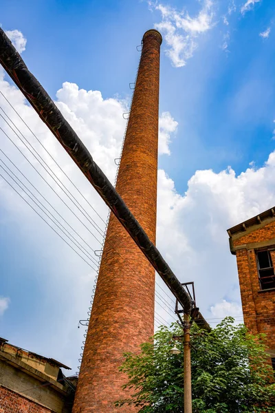 Verlaten Rode Baksteen Fabrieksgebouw Grote Schoorsteen — Stockfoto