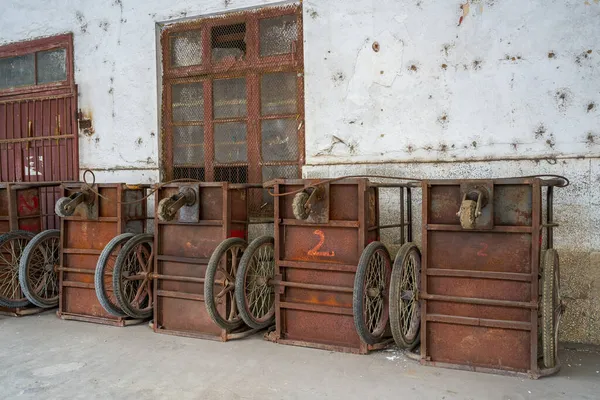 Une Rangée Camions Placés Dans Usine — Photo