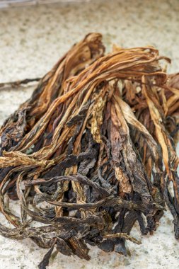 Masanın üzerinde bir avuç kurutulmuş sebze, Guangdong spesiyali kurutulmuş lahana.