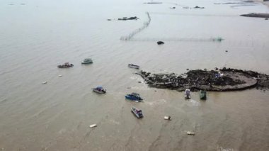 Çin 'in Qinzhou, Guangxi, Sanniang Körfezi kıyısındaki balıkçı çiti.