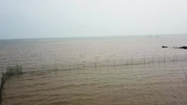 Çin 'in Qinzhou, Guangxi, Sanniang Körfezi kıyısındaki balıkçı çiti.