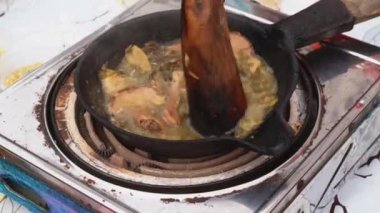 Bir Zhuang kadını Çin Guangxi spesiyaliteleri yapıyor ve susam yağı çayı yapıyor.