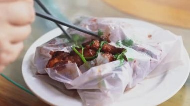 Lezzetli bir Çin yemeği, kağıt sarılı kaburgalar, restoranlar kağıdın dış katmanını çıkarıyorlar, nefis ve çekici kaburgaları ortaya çıkarıyorlar..