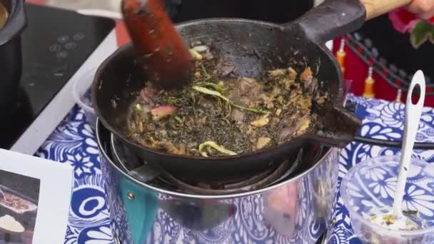 チワン族の女性は 中国の広西チワン族自治料理を作っているとごま油茶を作る — ストック動画