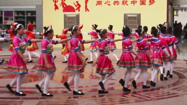 Grupp Barn Dansar Traditionella Danser Zhuang Nationalitet Firandet Mars Den — Stockvideo