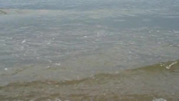 Close Van Zeegolven Die Langs Het Strand Tegen Kust Slaan — Stockvideo