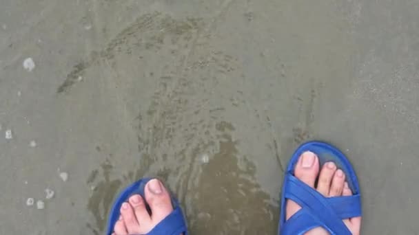 Man Standing Beach Sea Wearing Slippers Waves Slapped His Feet — Stock Video