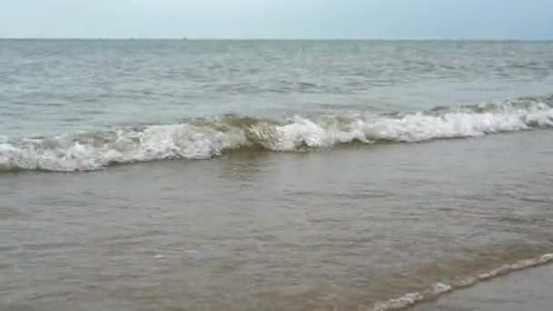 Zbliżenie Fal Morskich Uderzających Brzeg Przy Plaży — Wideo stockowe