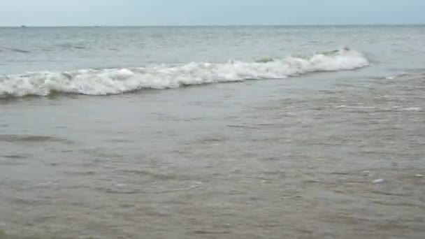 海滩边海浪拍打海岸的特写 — 图库视频影像