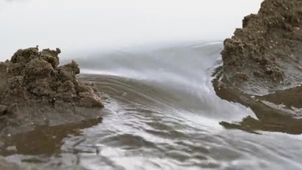 Eine Person Baut Sandhaufen Strand Meer Baut Einen Staudamm Für — Stockvideo