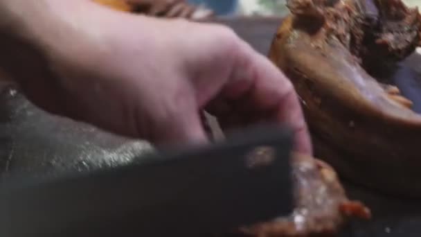 요리사가 채소를 자르고 돈으로 으깨어 쇠고기 으깨어 쇠고기 요리를 만들고 — 비디오