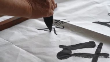 Kaligrafi ve yazı yazan eski bir hattattır.