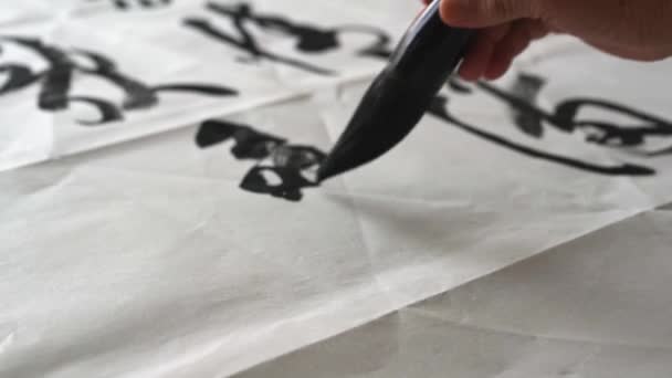Ein Alter Kalligraph Schreibt Kalligraphie Und Kalligraphie — Stockvideo