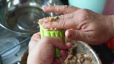 Bir şef geleneksel Çin yemeği yapıyor. Guangxi 'den. Et ile doldurulmuş acı kabak.