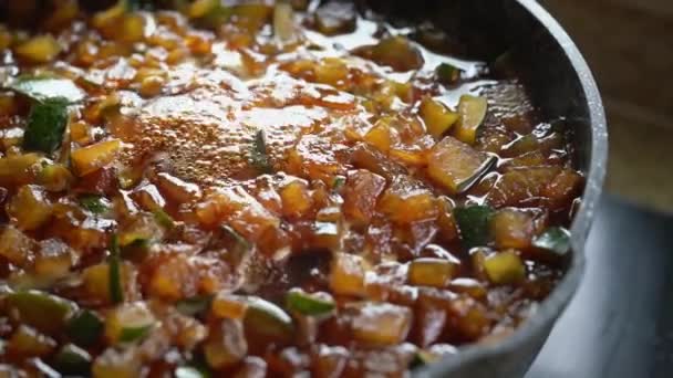 制作冬瓜茶 冬瓜粒和红糖的步骤用锅煮 — 图库视频影像