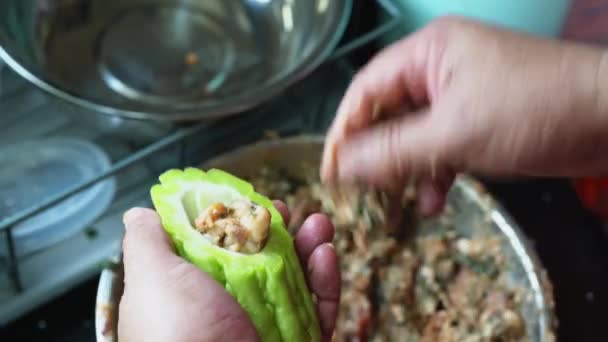 Кухар Готує Традиційну Китайську Страву Гуансі Гіркого Гарбуза Набитого Ясом — стокове відео