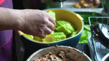 Bir şef geleneksel Çin yemeği yapıyor. Guangxi 'den. Et ile doldurulmuş acı kabak.