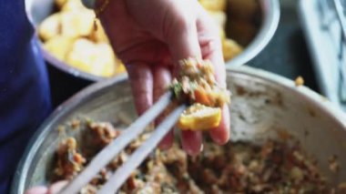 Bir şef geleneksel Çin Guangxi yemekleri yapıyor, etle doldurulmuş kızarmış tofu.