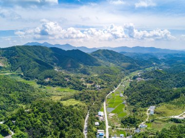 Nanning, Guangxi, Çin 'deki Kunlun Geçidi' nde mavi gökyüzü ve yeşil dağların muhteşem manzarasının hava fotoğrafçılığı.