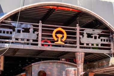 İstasyondaki Çin Demiryolu Tabelasına yakın çekim