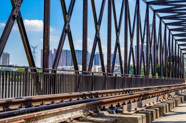 Bir demiryolu köprüsü ve tren yolu.