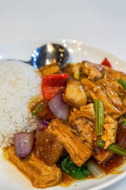Bir tabak lezzetli Hong Kong çay restoranı yemeği pilav, soya peyniri ateş pirinci.