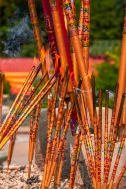 Çin Budist tapınaklarında tütsü ocakları tütsüyle doludur.