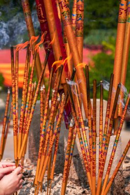 Çin Budist tapınaklarında tütsü ocakları tütsüyle doludur.