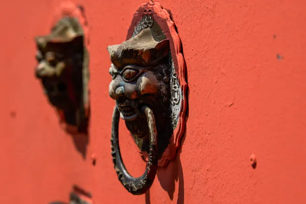 Pintu Kepala Naga Gesper Pada Gerbang Vermilion Arsitektur Klasik Cina — Stok Foto