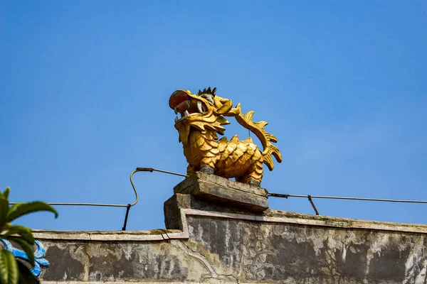 Statue Licorne Dorée Sur Toit Bâtiment Classique Chinois — Photo
