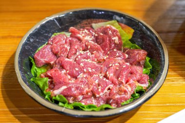 Salamuraya yatırılmış domuz eti ve barbekü malzemesi.