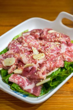 Salamuraya yatırılmış domuz eti ve barbekü malzemesi.