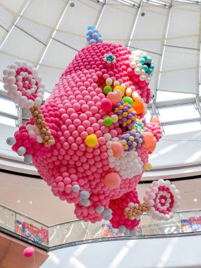 Lunaparktaki balonlardan yapılmış büyük bir heykel.