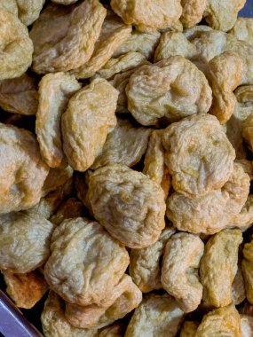 Sebze tezgahlarında satılan kızarmış soya yağı fındıklarının yakın çekimi.