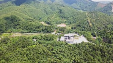 Nanning, Guangxi, Çin 'deki Kunlun Geçidi' nde mavi gökyüzü ve yeşil dağların muhteşem manzarasının hava fotoğrafçılığı.