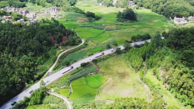 Nanning, Guangxi, Çin 'deki Kunlun Geçidi kırsal yol manzarasının hava fotoğrafları.
