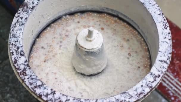 물레방아 주석재를 만드는데 사용되는 굴착기 — 비디오
