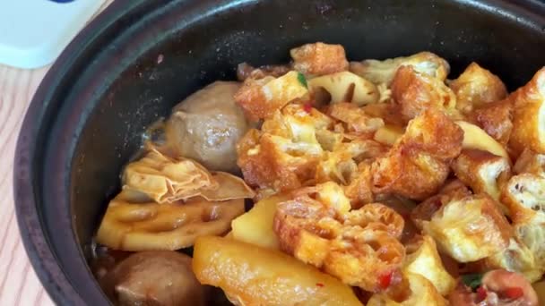 豊かな食材とおいしい重慶鶏鍋の鍋 — ストック動画