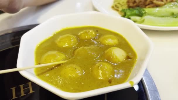 Klasszikus Hongkongi Snack Egy Hongkongi Stílusú Teaétteremben Curry Halgolyókkal — Stock videók