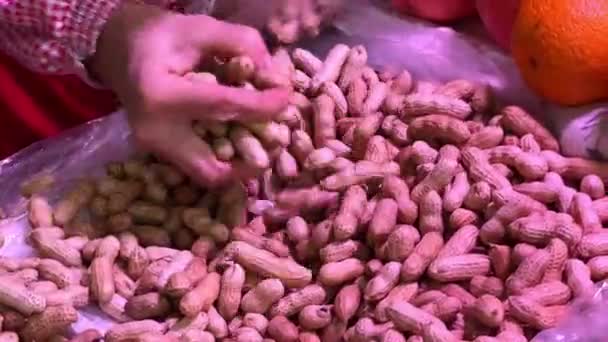 Gente Mercado Verduras Está Comprando Cacahuetes Agarrándolos Bolsas — Vídeo de stock