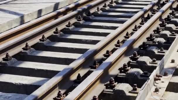 铁路桥上铁路移动段的特写 — 图库视频影像