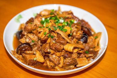 Lezzetli bir Çin Çin yemeği, yuba ile pişirilmiş domuz eti.