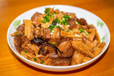 Lezzetli bir Çin Çin yemeği, yuba ile pişirilmiş domuz eti.