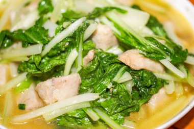 Lezzetli bir Çin yemeği, taro ile pişirilmiş lahana.