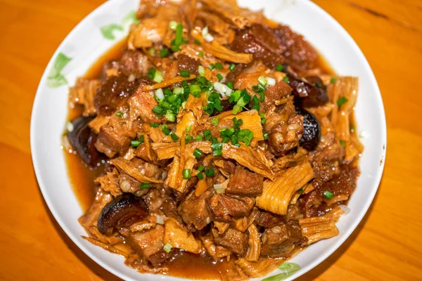 Lezzetli bir Çin Çin yemeği, yuba ile pişirilmiş domuz eti.