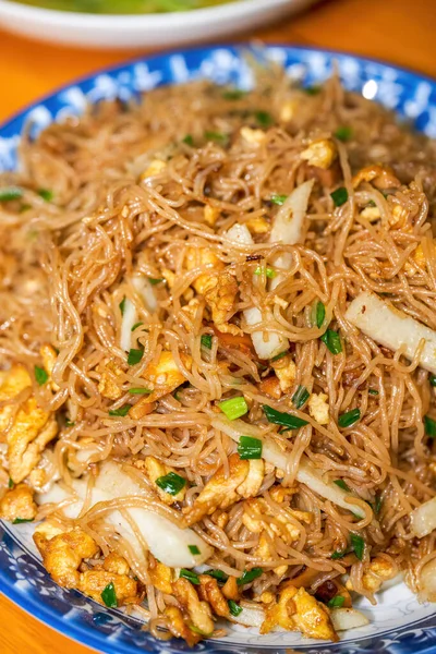 Lezzetli bir Çin yemeği, üç taze kızarmış pirinç eriştesi.