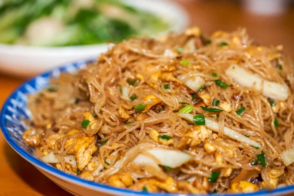 Lezzetli bir Çin yemeği, üç taze kızarmış pirinç eriştesi.